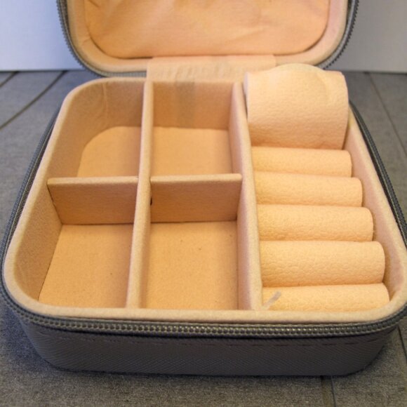 🆕 Portable Travel Jewelry Gray Zippered Box 3 1/2 X 3 1/2 INCHES - Picture 2 of 6
